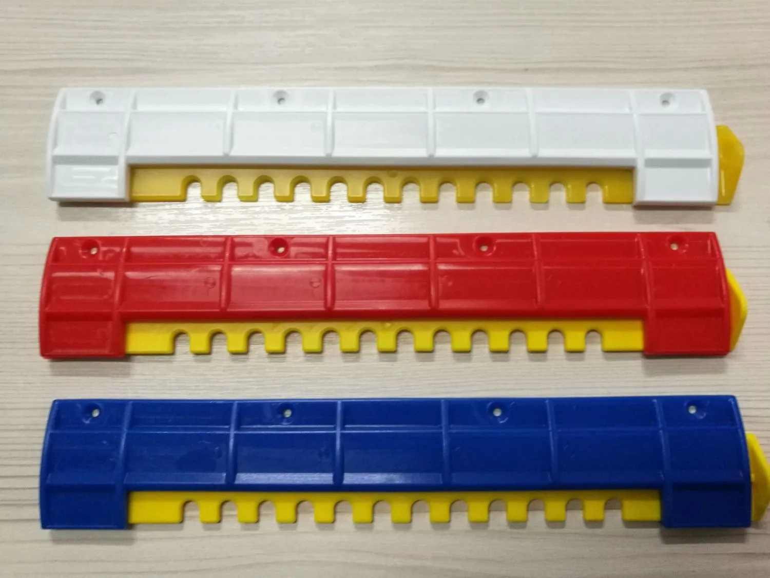 летковый заградитель для ульев. летковый заградитель для ульев. летковый заградитель 140мм нержавеющий с вентиляцией. летковый заградитель нижний 175 мм (пластик, белый). летковый заградитель нижний.